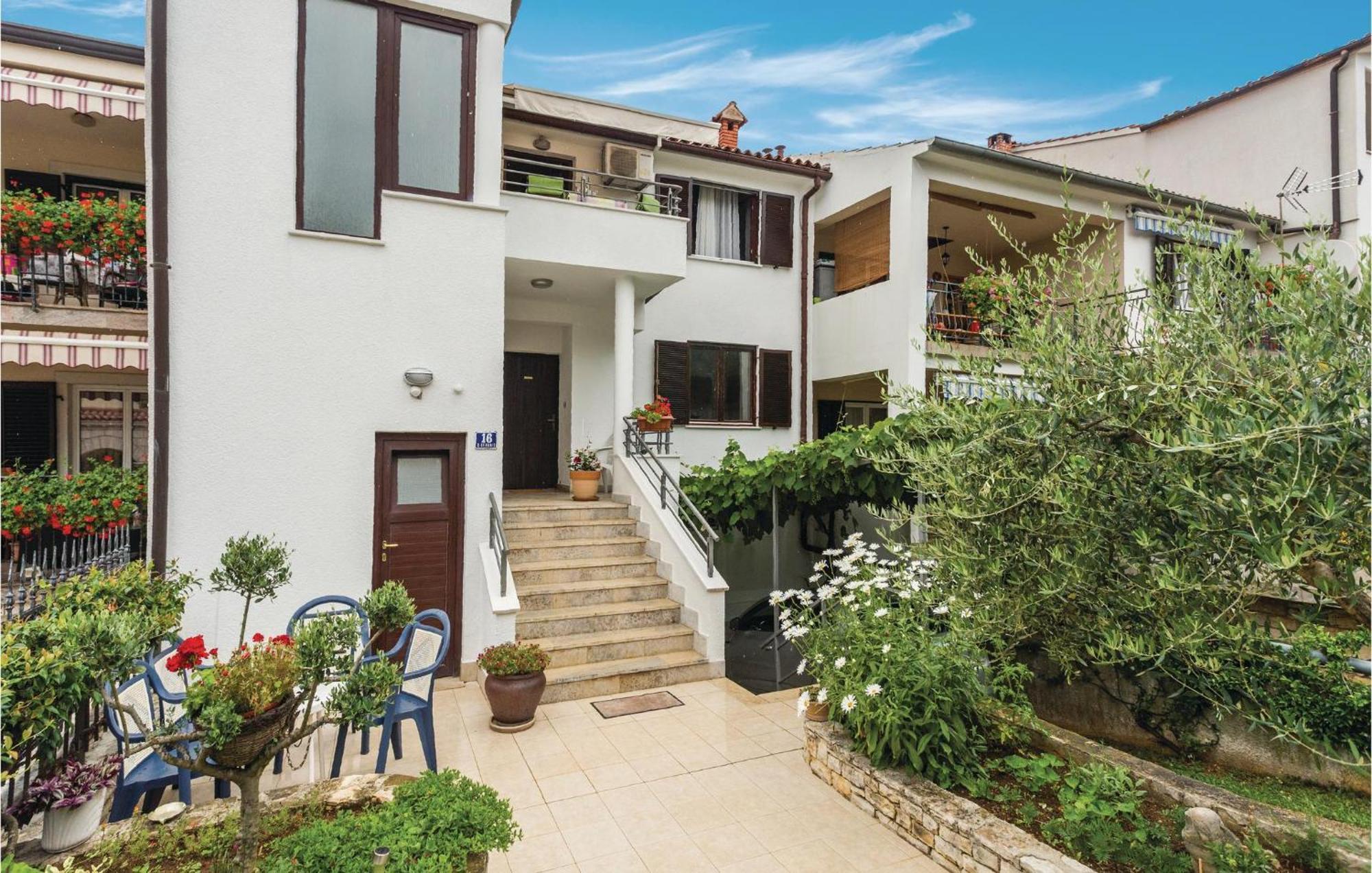 Gorgeous Apartment In Porec With Kitchen Exterior foto